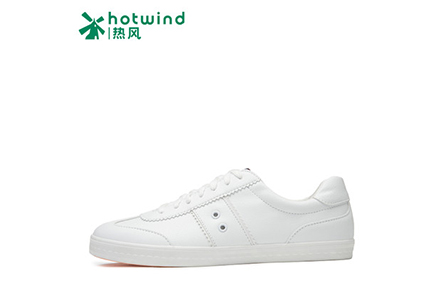 新款白色运动休闲鞋